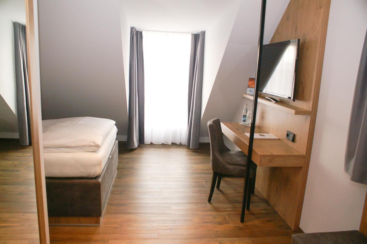 Hotel Gruener Baum Kaufbeuren Zewnętrze zdjęcie